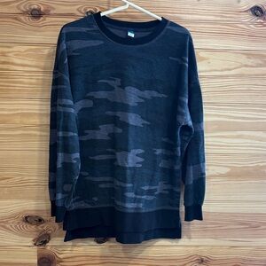Old Navy Men’s Black and Gray Camo Long Sleeve Tee